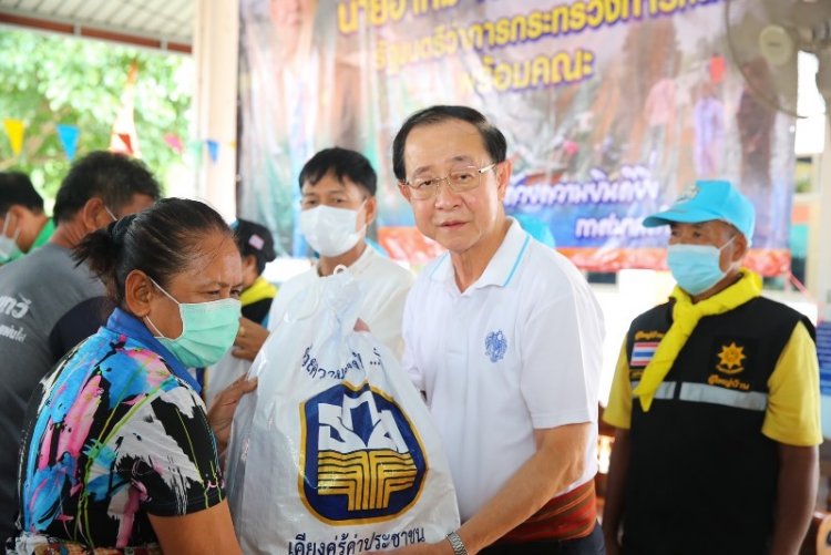 ธ.ก.ส. มอบถุงยังชีพให้เกษตรกรผู้ประสบอุทกภัย จังหวัดศรีสะเกษและอุบลราชธานี