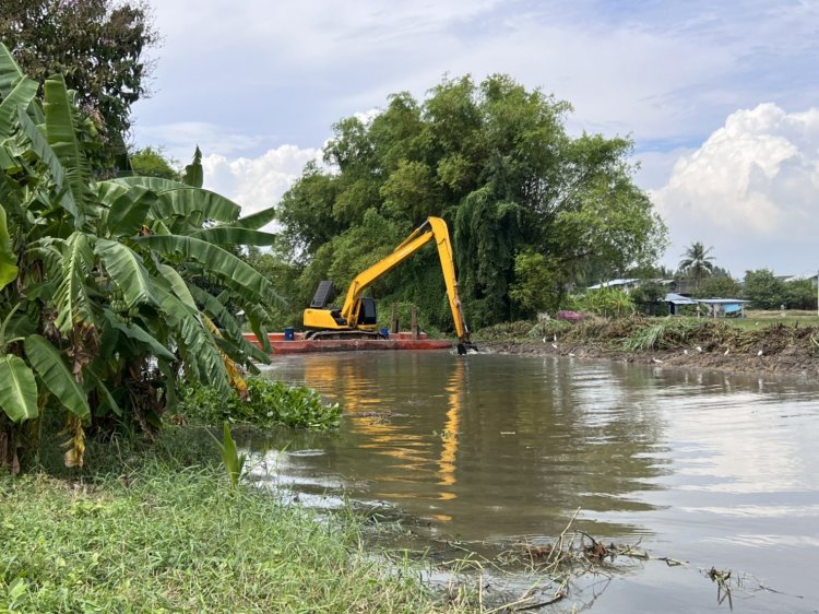 กรมชลประทานเดินหน้าป้องกันน้ำท่วมเพชรบุรีส่งเรือขุดลอกลุยคลองบางจากช่วย 4 อำเภอ