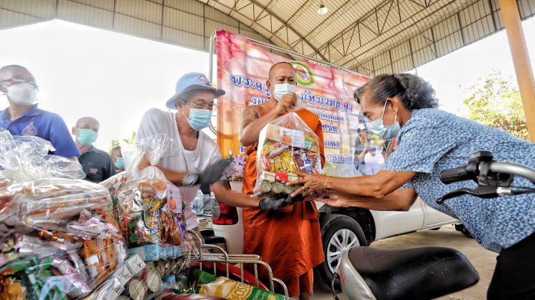 พระไม่ทิ้งโยม หลวงพ่ออ๊อดวัดสายไหมพายเรือ แจกของวัด-บ้านน้ำท่วม สามโคก ปทุมธานี