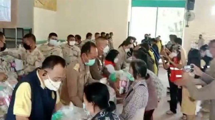 ปลัดจังหวัดปราจีนบุรีมอบถุงยังชีพของกองทุนเงินช่วยเหลือผู้ประสบสาธารณภัย สำนักนายกรัฐมนตรี