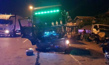 สลด!รถตู้หลับในพุ่งข้ามเกาะถนนชน 18 ล้อ ดับสยอง 3 ศพ หญิงนั่งมาด้วยเจ็บ 6 ราย