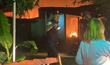 สลดงานศพไม่เคยพบเห็น!!  ตั้งสวดศพที่บ้าน ยังไม่ทันนำร่างผู้เสียชีวิตไปเผาที่วัดเกิดเหตุ เพลิงลุกไหม้บ้าน