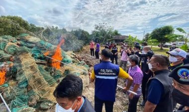 นอภ.หนองจิกร่วมกันเผาทำลายเครื่องมือประมงผิดกฎหมาย ลอบพับได้หรือไอ้โง่ ที่ตรวจยึดจากอ่าวปัตตานีเป็นจำนวนมาก