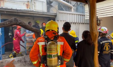 ระทึก!ช่างเชื่อมต่อเติมหลังบ้านสะเก็ดไฟไปตกใส่ครัวร้านหมูกระทะลุกไหม้วอดใจกลางเมือง