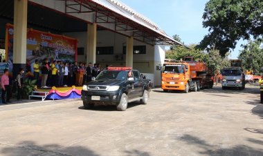 อบจ.ขอนแก่นส่งเครื่องจักรกลหนักนับเร่งเปิดทางน้ำ ปรับเกรดถนนหลังหลายพื้นที่น้ำเริ่มลดระดับลงแล้ว