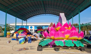 ชาวตำบลหัวทะเลโคราช เร่งผลิตโคมไฟแฟนตาซีกว่า 150 โคมเตรียมจัดงานประเพณีลอยกระทงพระราชทานสุดยิ่งใหญ่