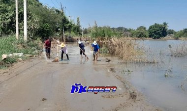 น้ำท่วมเริ่มลดลงอย่างต่อเนื่อง ล่าสุดชาวบ้าน ม.1 ต.บ้านกุ่ม .บางบาล ช่วยกันนำดินโคลนจำนวนมาก  ออกจากผิวถนน   ที่เคยถูกน้ำท่วมสูง