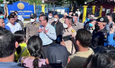 ชาวกัมพูชาที่อาศัยอยู่ในตลาดโรงเกลือกว่า 60 คน ชุมนุมที่หน้า สนง.กงสุลใหญ่กัมพูชา