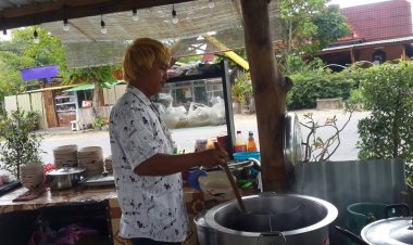 หนุ่มสาวคิดสูตรเด็ดขายเตี๋ยวไก่บุฟเฟต์อิ่มไม่อั้น 59 บาท สร้างรายได้วันละ4,000-5,000 บาท