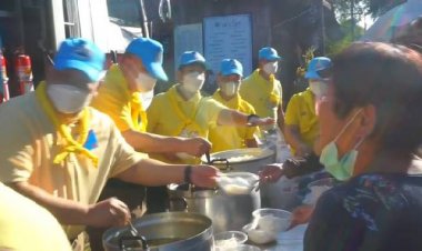 น้ำท่วมพ่ายน้ำใจ!  ผู้ช่วยผบ.ตร.มอบถุงยังชีพผู้ประสบอุทกภัยชุมชนตลาดเก่า เทศบาลตำบลกบินทร์