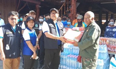 โครงการชลประทานศรีสะเกษ ลงพื้นที่บริจาคสิ่งของบริโภคแก่ประชาชนผู้ประสบภัยน้ำท่วม(จุดที่ 2 )