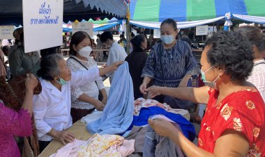 สีสัน!โรงทานโคราชแจกเสื้อผ้า งานบุญกฐิน  แถมนั่งเข้าคิวรับแจกทานรอบอุโบสถ์ ป้องกันวิ่งเหยียบกันเจ็บ