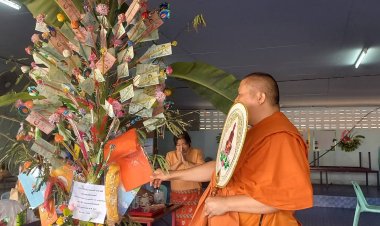 พระครูประกาศบุญญากร เจ้าคณะตำบลแม่สอด เขต 1. เจ้าอาวาสวัดมณีไพรสณฑ์ ประธานทอดผ้าป่าสามัคคี อสม.ชุมชนมณีไพรสณฑ์