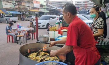 ร้านกระทะแตกเลิศรส...รสชาติสุดแซ่บเวอร์ ผัดไทย-หอยทอดอินการเมือง!! “ไล่นายกตู่”