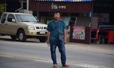 ระทึก อดีตเจ้าหน้าที่หารกัมพูชา ขับรถหุ้มเกราะแหกด่าน และถือปืนอยู่กลางสี่แยกไฟแดง ไม่ยอมมอบตัว