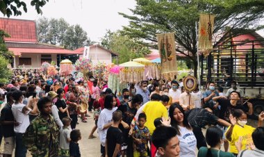 วัดแทบแตก!เสี่ยร้านเพ็ชรโปรยทานงานกฐินสามัคคี แบงก์ 1,000 ,500 100  รวม 100,000 บาท