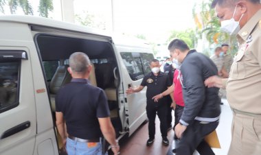 ผู้ว่าฯชลบุรี นำอีกหนึ่งปลัดอำเภอ มอบตัว ผบก.ปปป.คดีรีดเงินพูลวิลล่าที่สัตหีบ 'ลั่น! ไม่เอาไว้หากผิดจริง