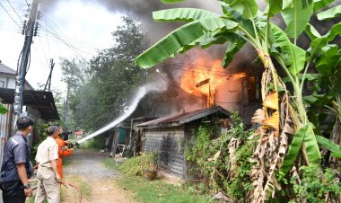 ระทึก!ไฟไหม้บ้านพักพนักงานรถไฟโคราชวอดเสียหาย 3 หลัง จนท.คาดไฟฟ้าลัดวงจร