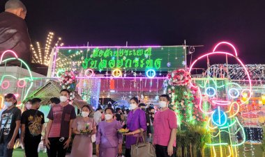 ปราจีนบุรีสุดคึกคัก!หนุ่ม สาว ฉันทนาแห่ลอยกระทงหน้าพระใหญ่-หลวงปู่ทวด-หลวงปู่โต