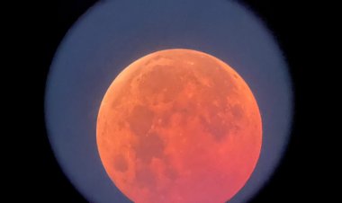 ชาวโคราชคึกคัก แห่ชมจันทรุปราคา เห็นดวงจันทร์เต็มดวง ปรากฏเป็นสีแดงอิฐ คืนวันลอยกระทง