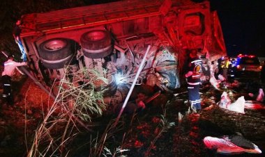 สลด!บรรทุกพ่วงแหกโค้งเขาศาลโทนพุ่งชน 6 ล้อ พังยับ เสียชีวิต 1 ศพ บาดเจ็บ 3 ราย