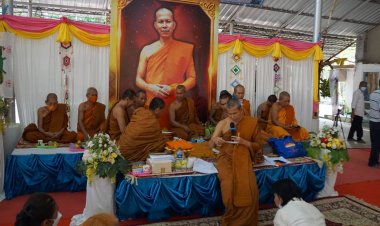 พระพระครูธรรมธรสมพลปัญญาพโลนำพุทธศาสนิกชนทอดถวายกฐินสามัคคีเพื่อสมทบทุนสร้างศาลาธรรมที่พักสงฆ์สวนป่าขุนหาญ