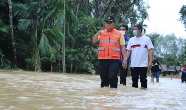ผู้ว่าฯนราธิวาสพร้อมคณะลงพื้นที่อำเภอระแงะให้กำลังใจ-มอบถุงยังชีพซับน้ำตาเหยื่อน้ำท่วม