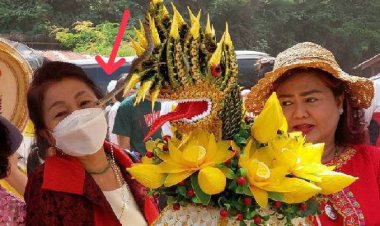 ฮือฮา!งูโผล่บนพานผ้าไตรทอดกฐินขณะที่ประธานกลุ่มพานแว่นฟ้าเดินรอบพระอุโบสถได้ 1 รอบ