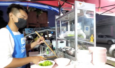 หนุ่มวัย 20 ปี  เปิดร้านขายต้มเลือดหมู-ก๋วยจั๊บน้ำใส!รสเด็ดตลาดโต้รุ่งประจันตคามรายได้วันละพันบาท