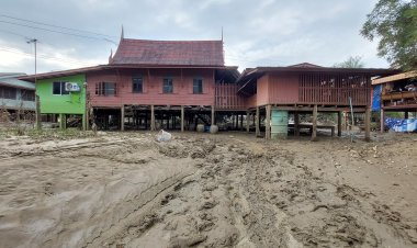 เขื่อนเจ้าพระยา ปล่อยน้ำต่ำกว่า 1 พัน ลบ.ม./วินาที  หลังอยุธยาน้ำท่วมหนัก ขณะที่หลายแห่งน้ำท่วมขังเริ่มเน่าเหม็นเหม็น