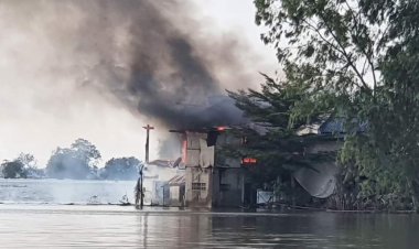 เศร้าซ้ำสอง!ชาวทุ่งบ้านโพธิ์ถูกน้ำท่วมยังไม่พอเกิดไฟไหม้บ้านวอด