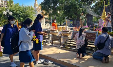 วันหยุดเสาร์-อาทิตย์ นักท่องเที่ยวแห่ไหว้ขอพรอัฐิย่าโมที่วัดศาลาลอยโคราชคึกคัก