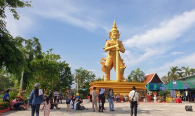 ก่อนวันหวยออกผู้คนมาขอโชคลาภเลขเด็ด-ขอพรท้าวเวสสุวรรณที่วัดแจ้งเมืองเก่า