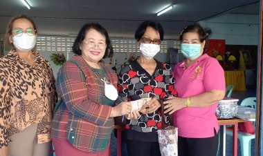 "ป้าพรรณ-สท.บู้ " มอบเงินสนับสนุนอาหารกลางวัน ให้ ผู้สูงอายุชุมชนมณีไพรสณฑ์ ทน.แม่สอด