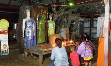 ชาวบ้านเมืองอุทัยธานีแห่ขอเลขเด็ดกลางดึก โค้งเจ้าแม่ตะเคียนให้โชคหลายงวดติด