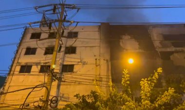 เพลิงยังปะทุในตัวอาคาร ด้านเจ้าหน้าที่ปิดกั้นการจราจรหน้าโรงงานหวั่นอาคารพังถล่ม