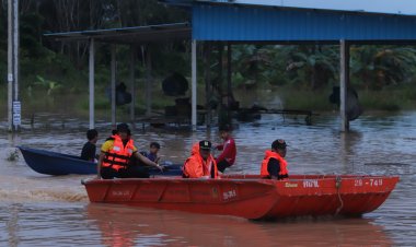 “ทวี” รุดเยี่ยมสะบ้าย้อย น้ำท่วม-อพยพยกหมู่บ้าน เศร้า..ผู้เฒ่าไป รพ.ไม่ทันดับ