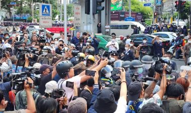 ม็อบราษฎรอโศกมนตรี เผชิญหน้าตำรวจวุ่น หลังแกนนำอ่านแถลงการณ์หยุดเอเปค ก่อนจะประกาศยุติการชุมนุม แต่มวลชนอารมณ์ค้างอยู่ต่อ ล่าสุดสถานณ์ยังตรึงเครียด