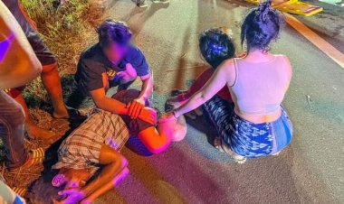 สลด!ผัวขับจยย.กลับจากทำงานเสียหลักพลิกคว่ำรถยนต์ชนซ้ำเหยียบดับ-เมียเจ็บ