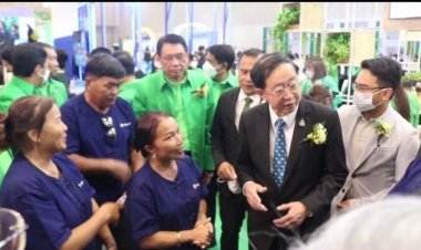 ชาวขอนแก่นต่อคิวเข้ารับคำปรึกษากับสถาบันการเงินทั้งรัฐและเอกชนหวังแก้ปัญหาหนี้สิน