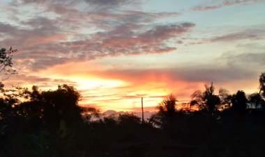 ฮือฮา!ท้องฟ้าที่โคราชสีแดงฉานสลับส้มปนเทาคล้ายสีลาวาภูเขาไฟ