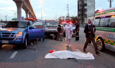 กระบะขับค่อมเส้นจราจรเพื่อเปลี่ยนเลนชนป้ากำลังเดินข้ามถนนเสียชีวิต