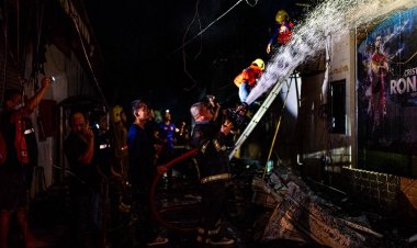 ผบ. หน่วยฉก.กรมทหารพรานที่ 23 กันทรลักษณ์ ระดมเครื่องมือรุดช่วยดับไฟไหม้ร้านขายชุดกีฬาตลอดคืน