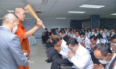 “บิ๊กน้อย” นำทัพเปิดที่ทำการใหญ่ “พรรครวมแผ่นดิน” นิมนต์เจ้าอาวาสวัดสระเกศ เจิมมงคลเอาฤกษ์เอาชัย