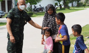 ผบ.ฉก.นราธิวาส เป็นผู้แทน ผอ.รมน.ภาค 4  ส่งต่อความห่วงใย “มอบข้าวสารเพื่อน้อง”ให้แก่น้องๆเด็กกำพร้าในพื้นที่อำเภอตากใบ