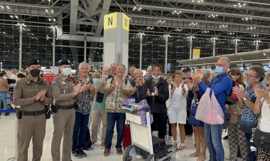 แหม่มสาวฝรั่งเศษซึ้งใจตร.ท่องเที่ยวอยุธยาตามเก็บกระสตางค์ส่งคืนถึงสุวรรณภูมิ