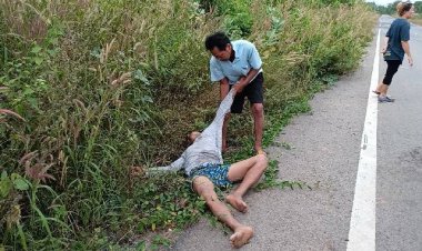 คิดว่าตายไปแล้ว!สองชายนอนหมดสติเหมือนคนตายข้างถนนที่แท้เมาเหล้าขาวหนักจำไม่ได้แม้แต่ชื่อตัวเอง