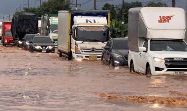 ฝนหลงฤดูน้ำป่าไหลหลากเข้าท่วมถนนหลายสายในโคราช อ.หนองบุญมาก รถติดยาวกว่า 5 กม.