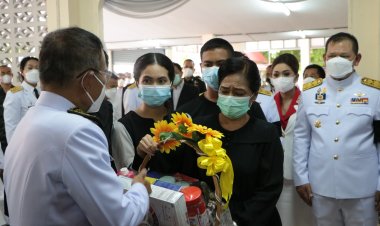 องคมนตรีอัญเชิญดอกไม้และตะกร้าสิ่งของพระราชทาน ไปมอบให้แก่ผู้ได้รับผลกระทบเหยื่อคาร์บอมบ์นราธิวาส