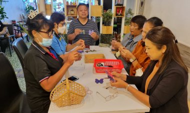 สนง.พัฒนาชุมชนเบตงร่วมกับชมรมลูกเสือชาวบ้าน-ชาวบ้าน ร่วมกันประดิษฐ์ผีเสื้อแห่งความจงรักภักดีจากผ้าไทยทุกชนิด